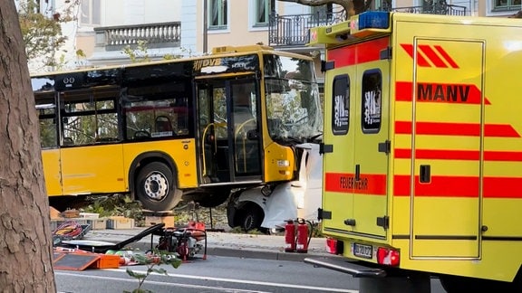 Rettungswagen an der Busunfallsstelle