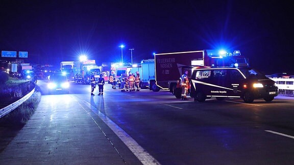 Feuerwehr und Krankenwagen auf einer Autobahn.