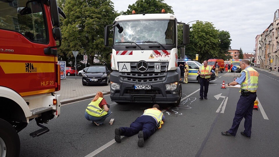 Fahrradfahrer Wird In Dresden Von Lastwagen Erfasst Und Stirbt