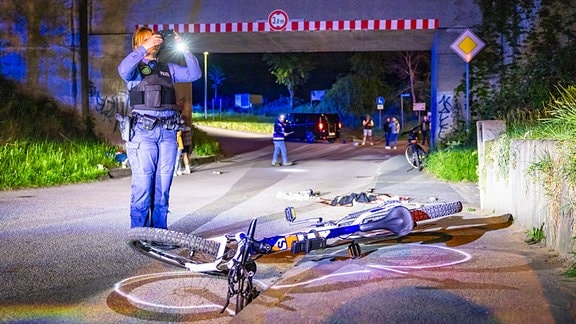 Nächtlicher Einsatz am Unfallort: ein Fahrrad liegt an der Unfallstelle