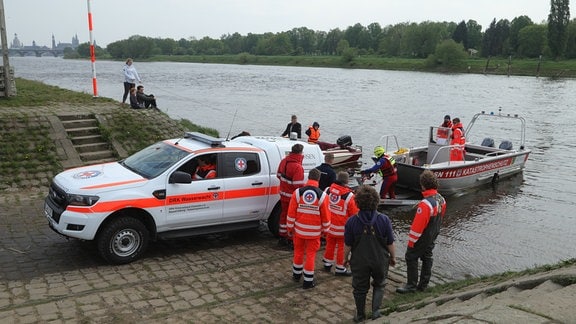 Ein Auto lässt ein Boot ins Wasser