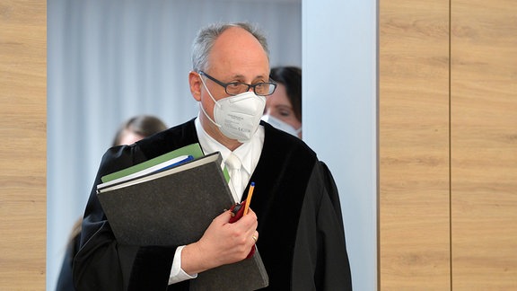 Der Vorsitzenden Richter Andreas Ziegel betritt den Gerichtssaal im Landgericht Dresden, während der Prozess um einen Juwelenraub im Grünen Gewölbe des Dresdner Residenzschlosses fortgesetzt wird. 