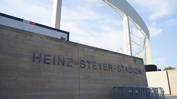 Vor Eröffnung des Steyer Stadions: Blick von Außen, Schriftzug Heinz-Steyer-Stadion