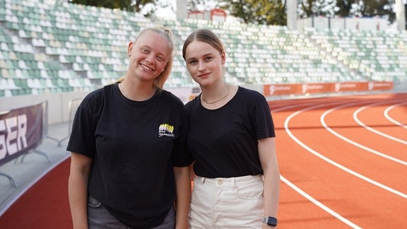 Vor Eröffnung des Steyer Stadions: Portrait zweier Frauen auf der Aschebahn