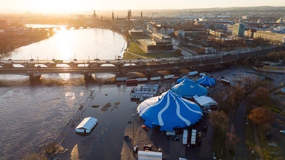  Das Hochwasser der Elbe nähert sich den Zelten des Weihnachts-Circus im Sportpark Ostra.