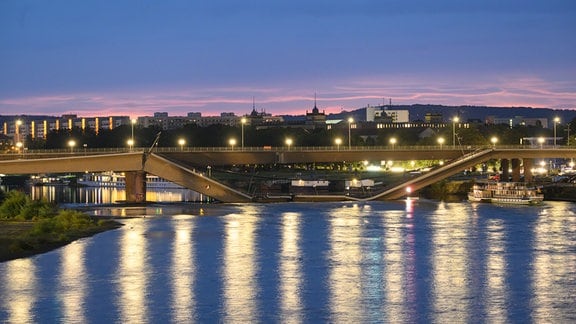 Die Carolabrücke in Dresden ist in der Nacht teilweise eingestürzt.