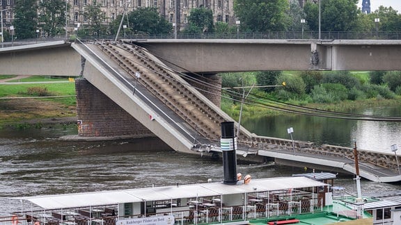 Teile der Carolabrücke über der Elbe sind eingestürzt.