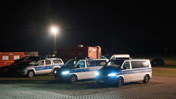 Fahrzeuge der Einsatzkräfte parken im Ostragehege.