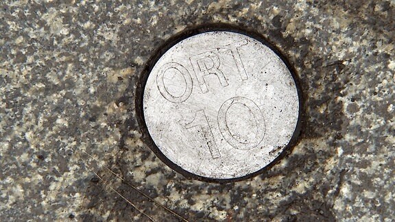 Bodenplakette mit Aufschrift 'ORT 10'