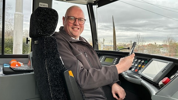 Der Straßenbahnfahrer Maik Zeuge fährt täglich in Dresden Passagiere an ihr Ziel.
