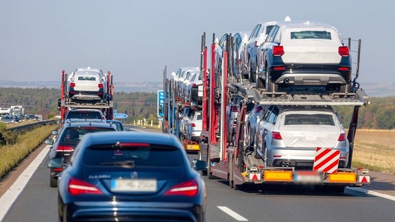 Ein LKW überholt einen anderen auf der Autobahn, mit Behinderungen für PKW.