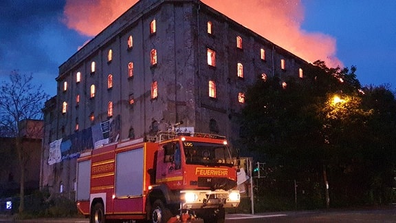 Das Feuer in mehreren leerstehenden Hallen der früheren Malzfabrik im Dresdner Stadtteil Leuben ist am Freitamorgen wieder aufgeflammt. Die Warn-App des Bundes warnte die Anwohnerinnen und Anwohner vor dem starkem Rauch. 