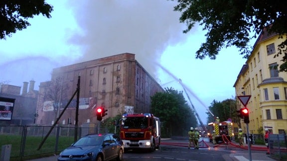 Feuerwehrleute löschen Brand in früherer Malzfabrik in Dresden