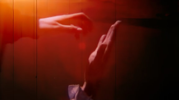 Szene aus einem Film, zwei Hände