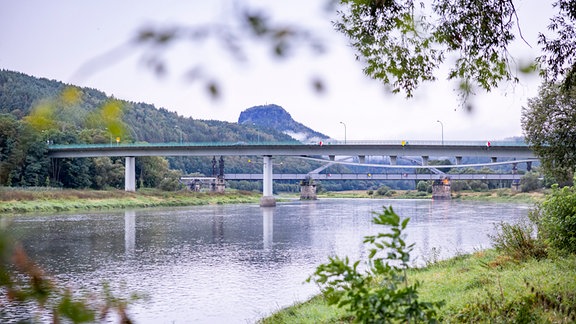 Blick auf die Elbebrücken in Bad Schandau. Im Vordergrund die Straßenbrücke, im Hintergrund die Königin-Carola-Brücke der Eisenbahn.