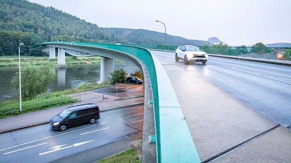 Blick auf die Straßenbrücke über die Elbe in Bad Schandau.