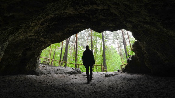 Ein Mitarbeiter der Nationalparkverwaltung Sächsische Schweiz steht in der Gamrighöhle, einer Höhle, in der das Boofen nicht erlaubt ist. 
