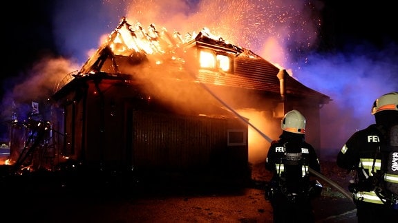 Feuerwehr löscht Gebäudebrand