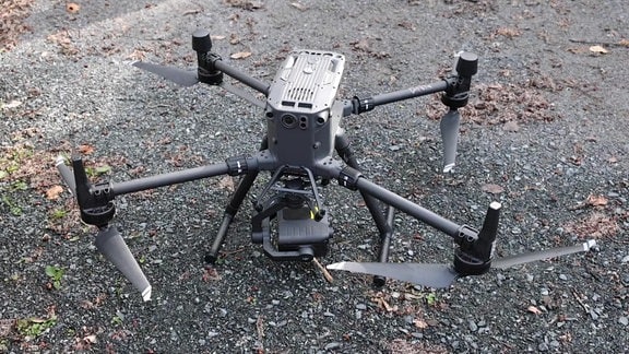 Eine große Drohne steht auf dem Waldboden - bereit zum Start in die luft. Das Gerät gehört dem Staatsbetireb Sachsenforst, der es zur Waldbrandüberwachung nutzt.