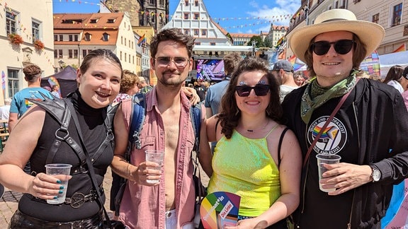 Männer und Frauen lächeln in die Kamera auf dem CSD in Pirna.  