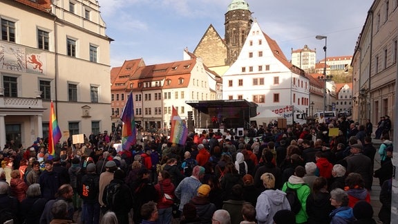 Menschen haben sich in Pirna versammelt.