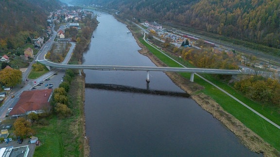 Die 270 m lange Elbbrücke im sächsischen Bad Schandau ist gesperrt.