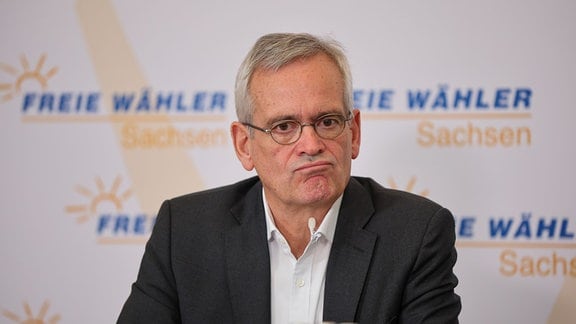 Thomas Weidinger, Landesvorsitzender der Freien Wähler, sitzt in einer Pressekonferenz.