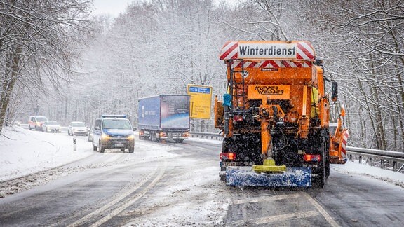 Winterwetter behindert den Verkehr auf der B172 im Landkreis Sächsische Schweiz-Osterzgebirge.