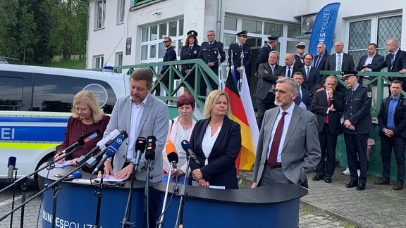 Bundesinnenministerin Nancy Faeser (SPD) an der Grenze zu Tschechien hat sich mit Sachsens Innenminister Armin Schuster (CDU) und dem tschechischen Amtskollegen Vit Rakusan bei Bad Gottleuba getroffen.