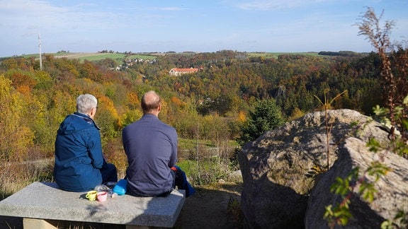 Zwei Männer sitzen auf einer Bank