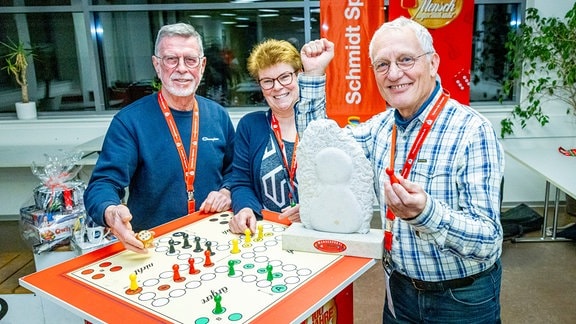 Der 68-jährige Peter Rentzsch aus Dohna ist der diesjährige Sieger der Deutschen Meisterschaft im "Mensch ärgere dich nicht" in Dohna. Der Rentner nimmt damit im Jahr 2023 den Pokal mit nach Hause.