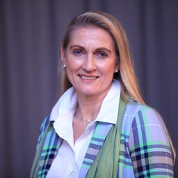 Μια γυναίκα χαμογελά στην κάμερα, η Kathrin Dollinger-Knuth (CDU)