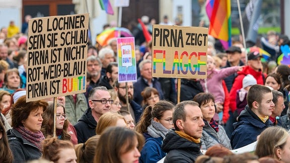 Teilnehmer einer Demonstration vom Aktionsbündnis «Pirna ist bunt»