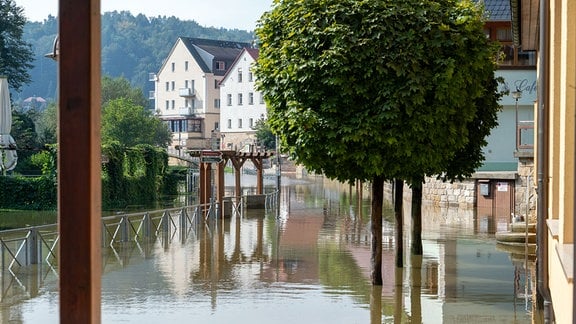 Hochwasser im Kurort Rathen in der Sächsischen Schweiz. 