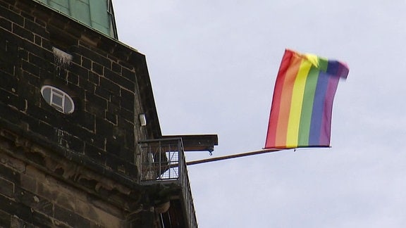 Regenbogenfahne weht am Turm der Marienkirche Pirna am 17.5.2024