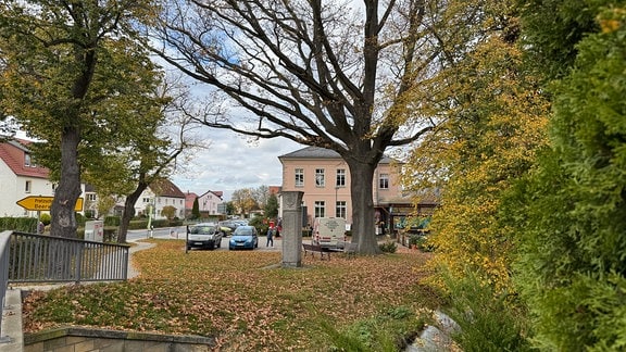 Ein Haus in einem kleinen Dorf.