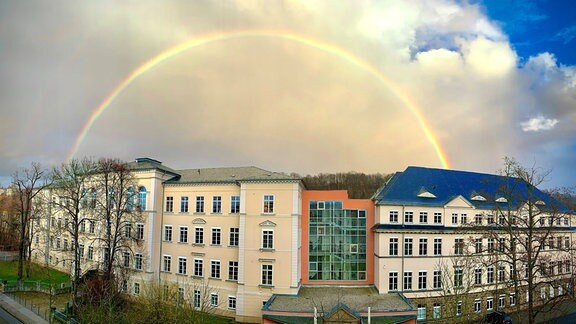 Ein Regenbogen steht über dem Schulgebäude des Schillergymnasiums in Pirna.