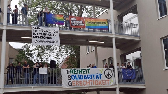 Schüler stehen hinter Transparenten auf einem Verbindungsgang des Schillergymnasiums.
