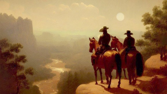 Zwei Männer in Cowboykleidung sitzen auf Pferden und blicken auf eine Landschaft, die ans Elbsandsteingebirge erinnert.