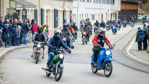  Ein Konvoi mit zahkreichen DDR-Mopeds fährt durch Bad Schandau.