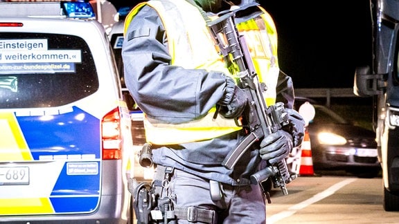 Bewaffneter Polizist an der Autobahn A17 am Grenzübergang Breitenau, Parkplatz Am Heidenholz. 