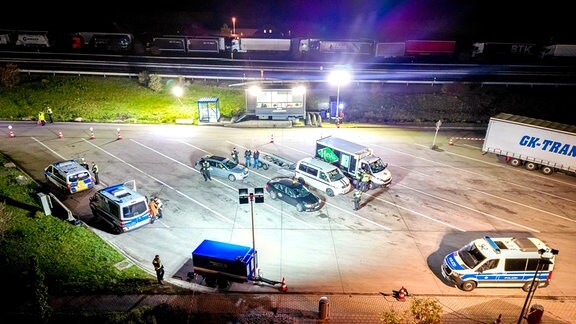 Polizei kontrolliert Reisende an der Autobahn A17 am Grenzübergang Breitenau, Parkplatz Am Heidenholz. 
