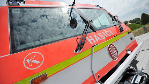Ein tschechischer Hersteller präsentiert ein Feuerwehrfahrzeug auf der Basis eines Tatra-LKW.