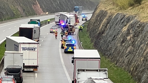 Nach einem Unfall am Montagmorgen auf der A17 sind die Autobahntunnel von Tschechien in Richtung Sachsen gesperrt.