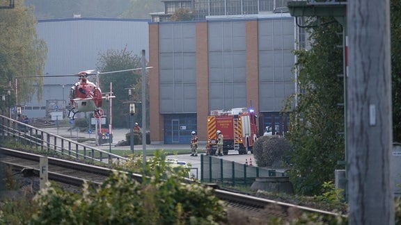 Feuerwehr und Rettungsdienst versorgen Verletzte