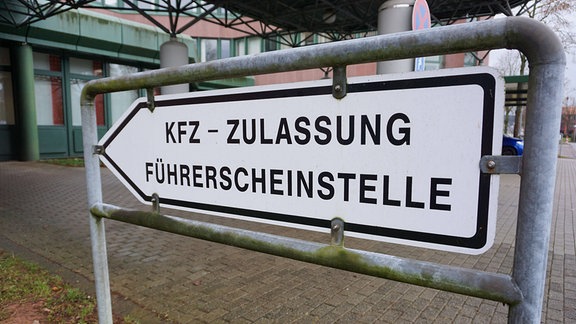 KFZ - Zulassung / Führerscheinstelle (Hinweisschild)