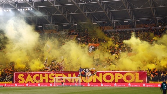 Fans von Dynamo Dresden zünden Pyrotechnik
