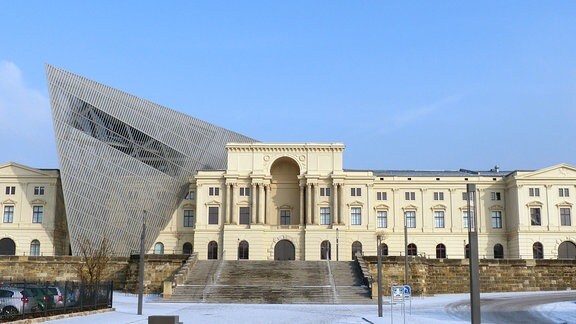 Militärhistorisches Museum, ein langgezogener alter Bau, in dem ein großer architektonischer Keil wie hineingeschlagen wirkt.