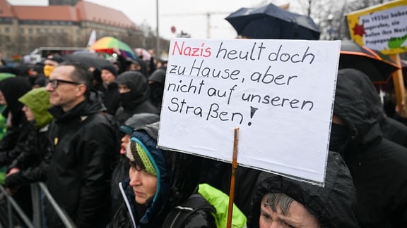 Gegendemonstranten protestieren gegen einen Aufmarsch von Rechtsextremen anlässlich des 79. Jahrestages der Zerstörung Dresdens im 2. Weltkrieg am 13. Februar 1945 in der Innenstadt.