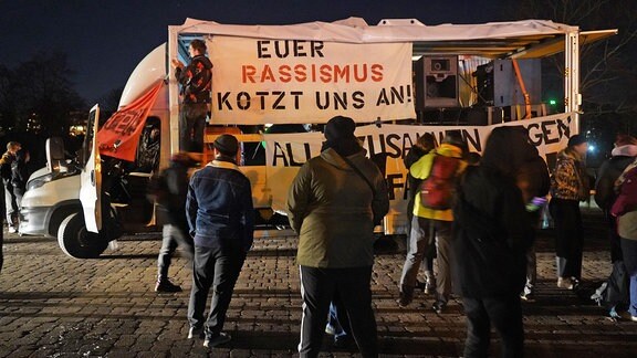In Dresden demonstrieren junge Menschen gegen rechts